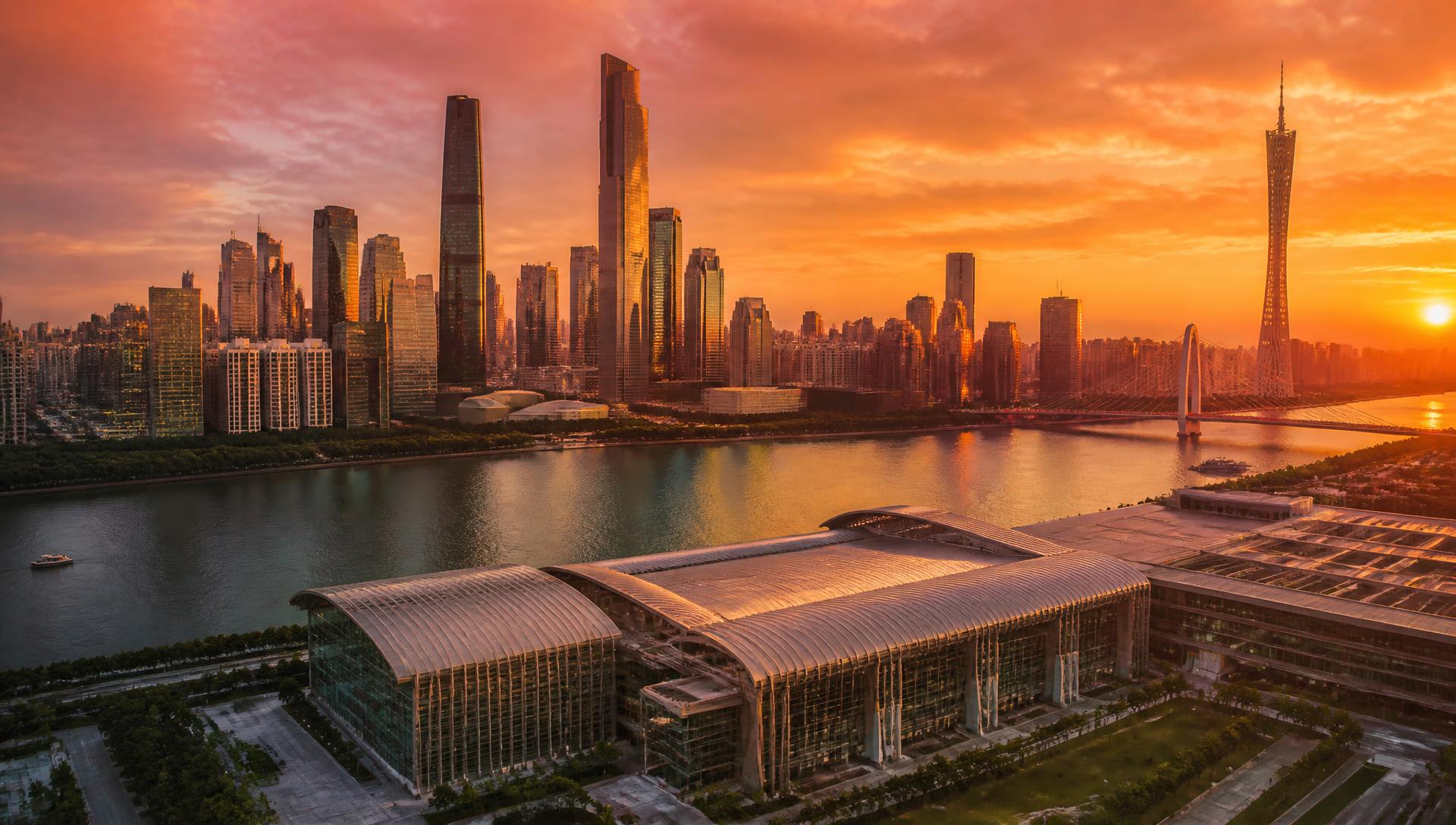 Vista panorâmica de Guangzhou e o complexo da Canton Fair ao pôr do sol